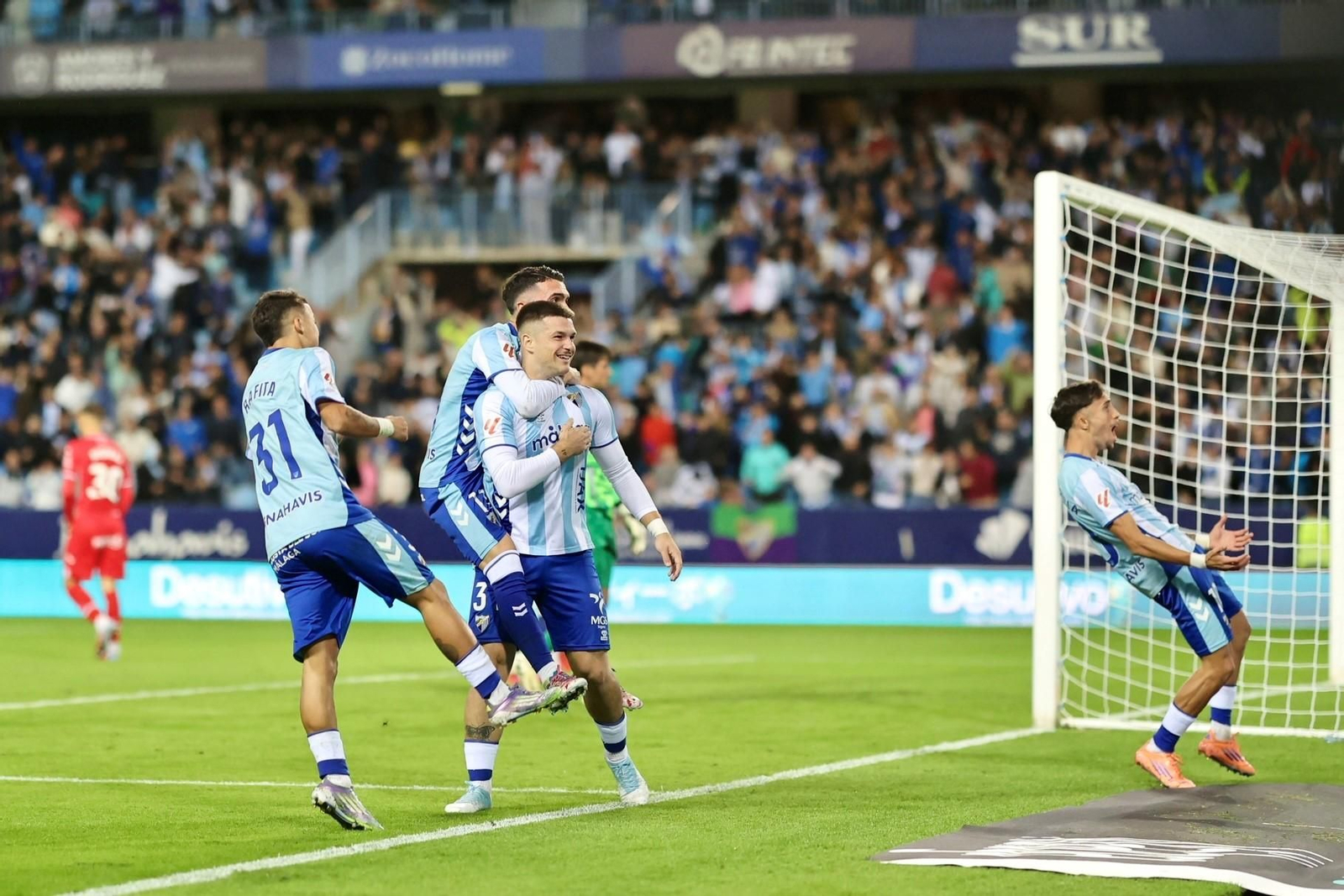 Las fotos del imponente ambiente en La Rosaleda en el Málaga - Córdoba CF