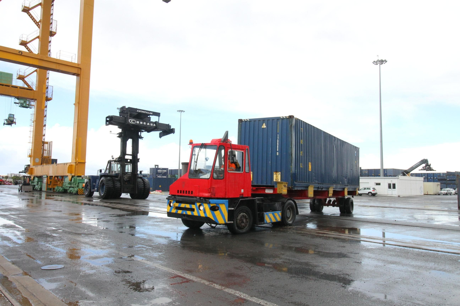Carga y descarga de mercancías en el puerto de Huelva