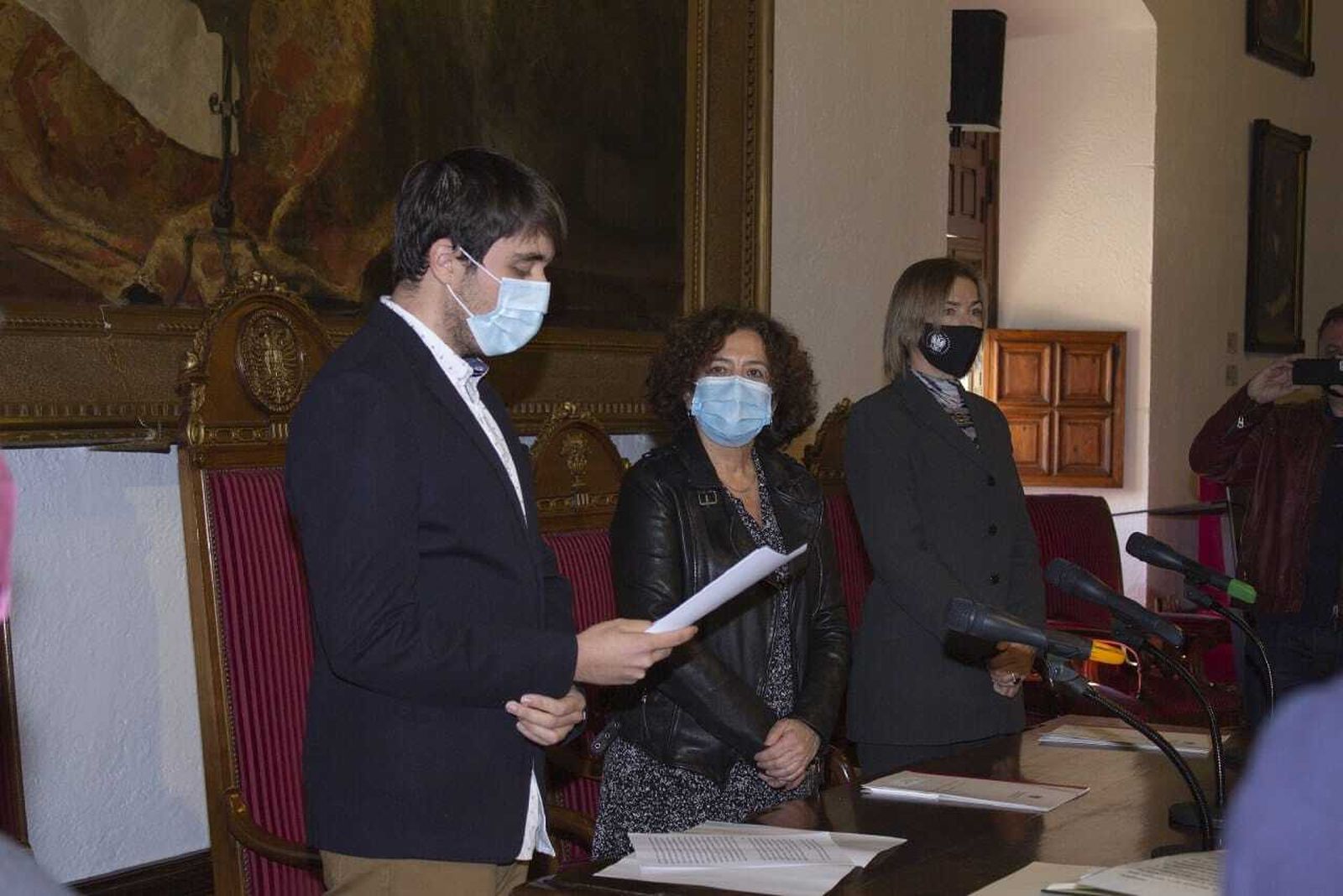 Javier Torres, durante su toma de posesión como coordinador general de la DGE ante la rectora, Pilar Aranda, y la secretaria general de la UGR, Asunción Torres.