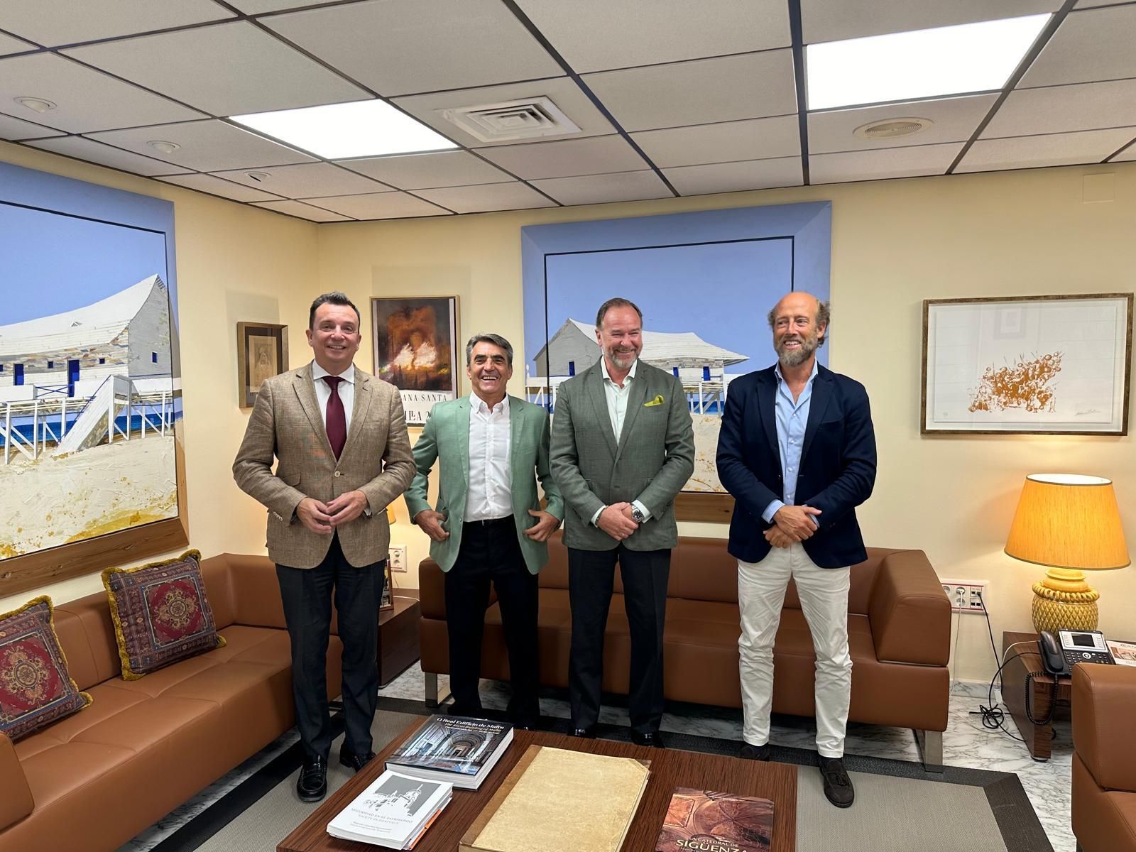 Victorino Martín y Borja Cardelús en la Fundación Caja Rural junto a José Luis García-Palacios y Emilio Ponce.