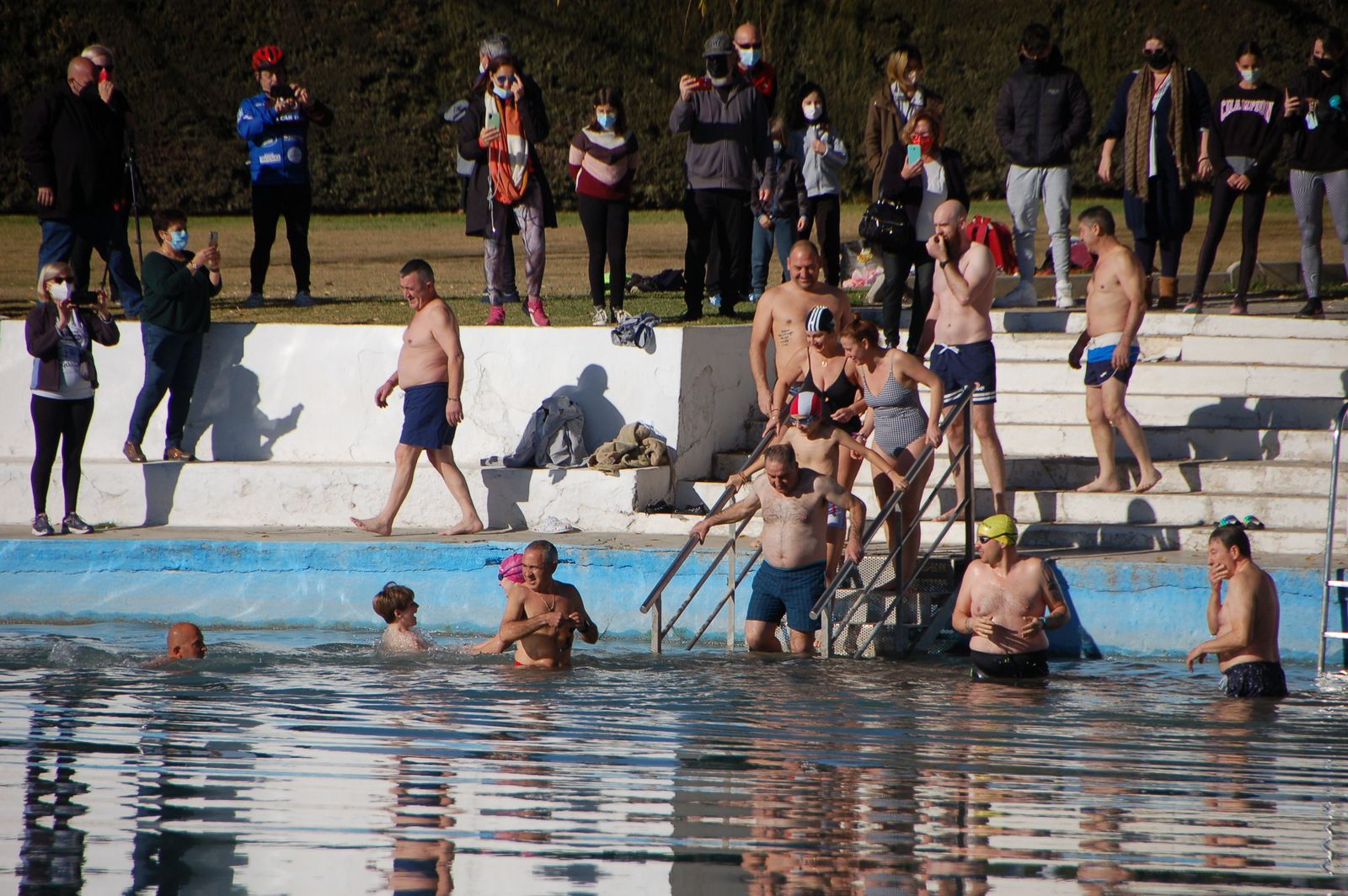 Un chapuzón tradicional para recibir el nuevo año en Huéscar.