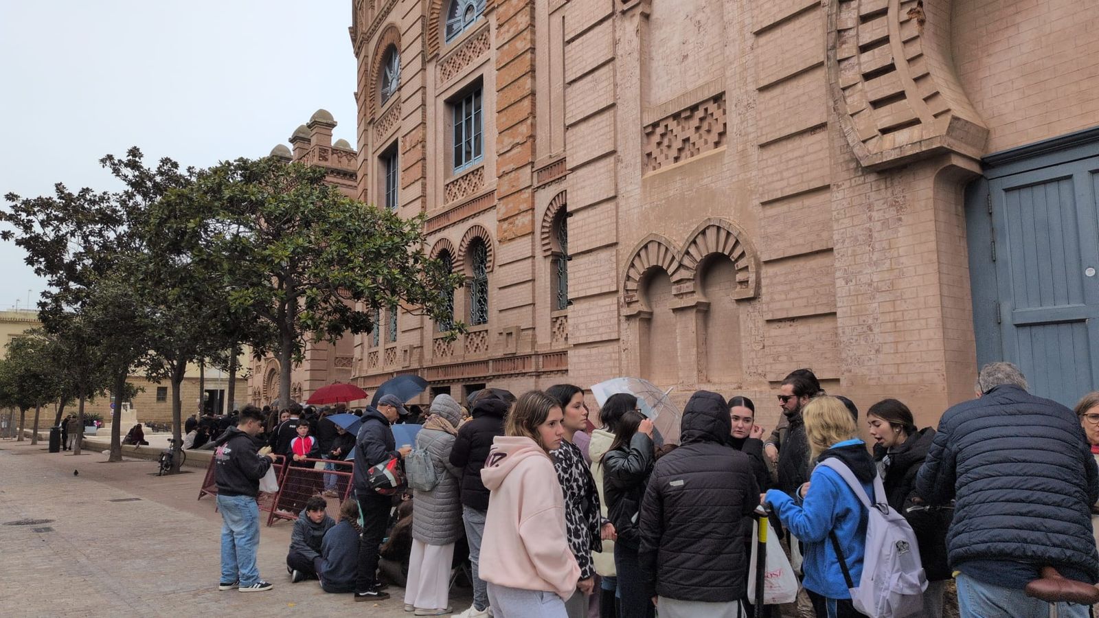 La cola para las entradas de infantiles y juveniles en el Teatro Falla