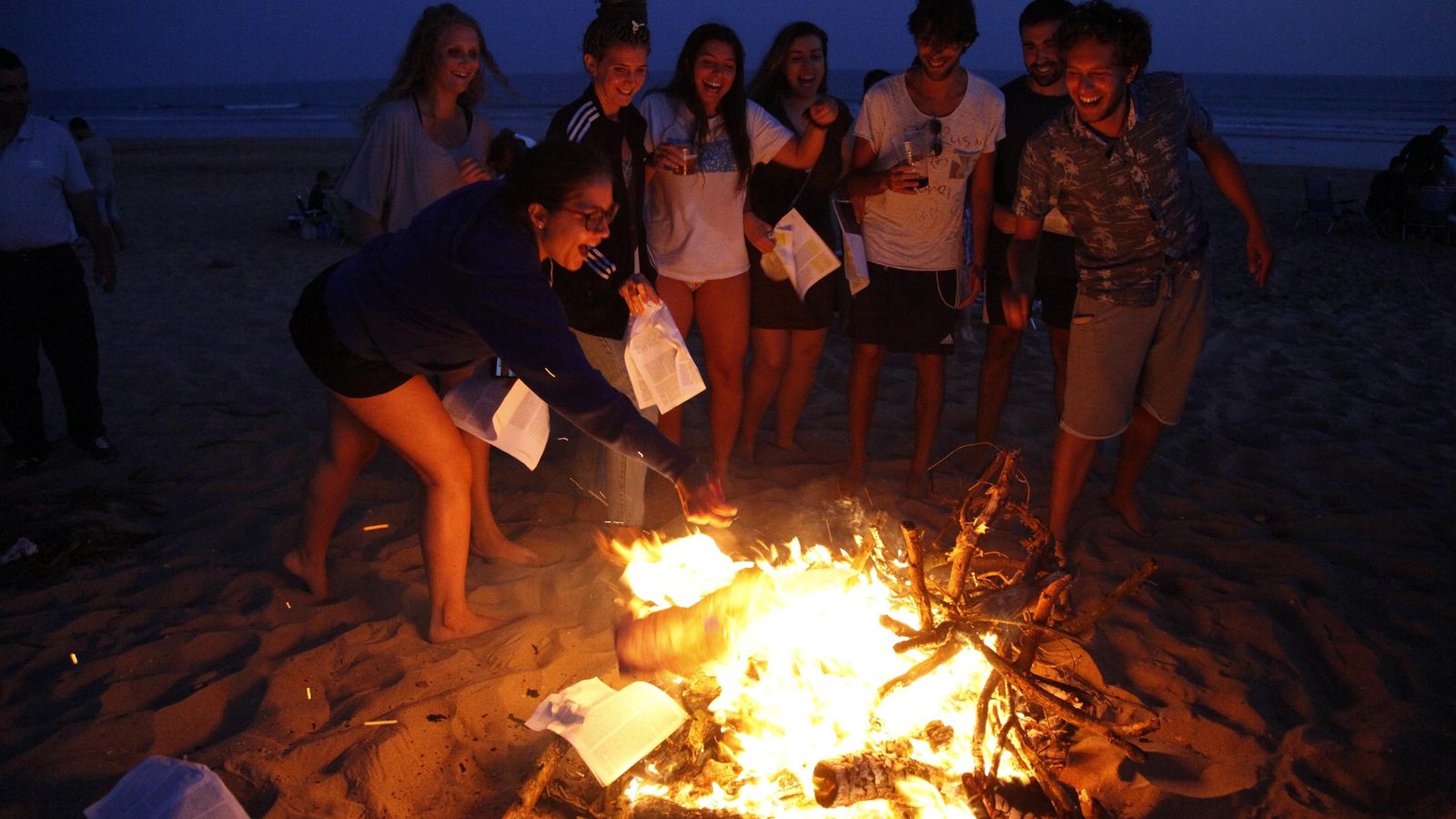 Varios jóvenes queman en una hoguera de San Juan en Punta Umbría deseos escritos en papel