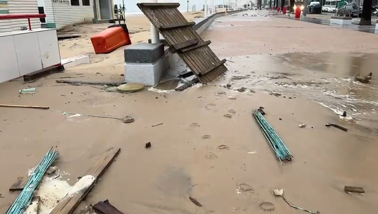 Las piedras de la playa llegan hasta el Paseo Marítimo de Cádiz