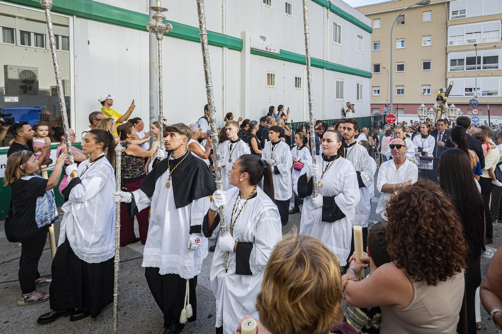 Las imágenes de la histórica visita del Nazareno de Santa María al hospital Puerta del Mar de Cádiz