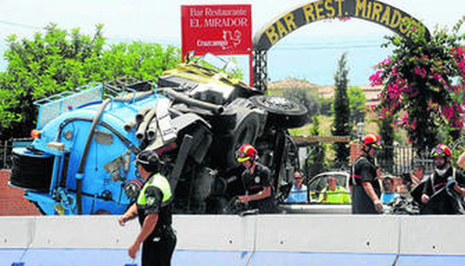 Estado en el que quedó el camión tras volcar en la rotonda.