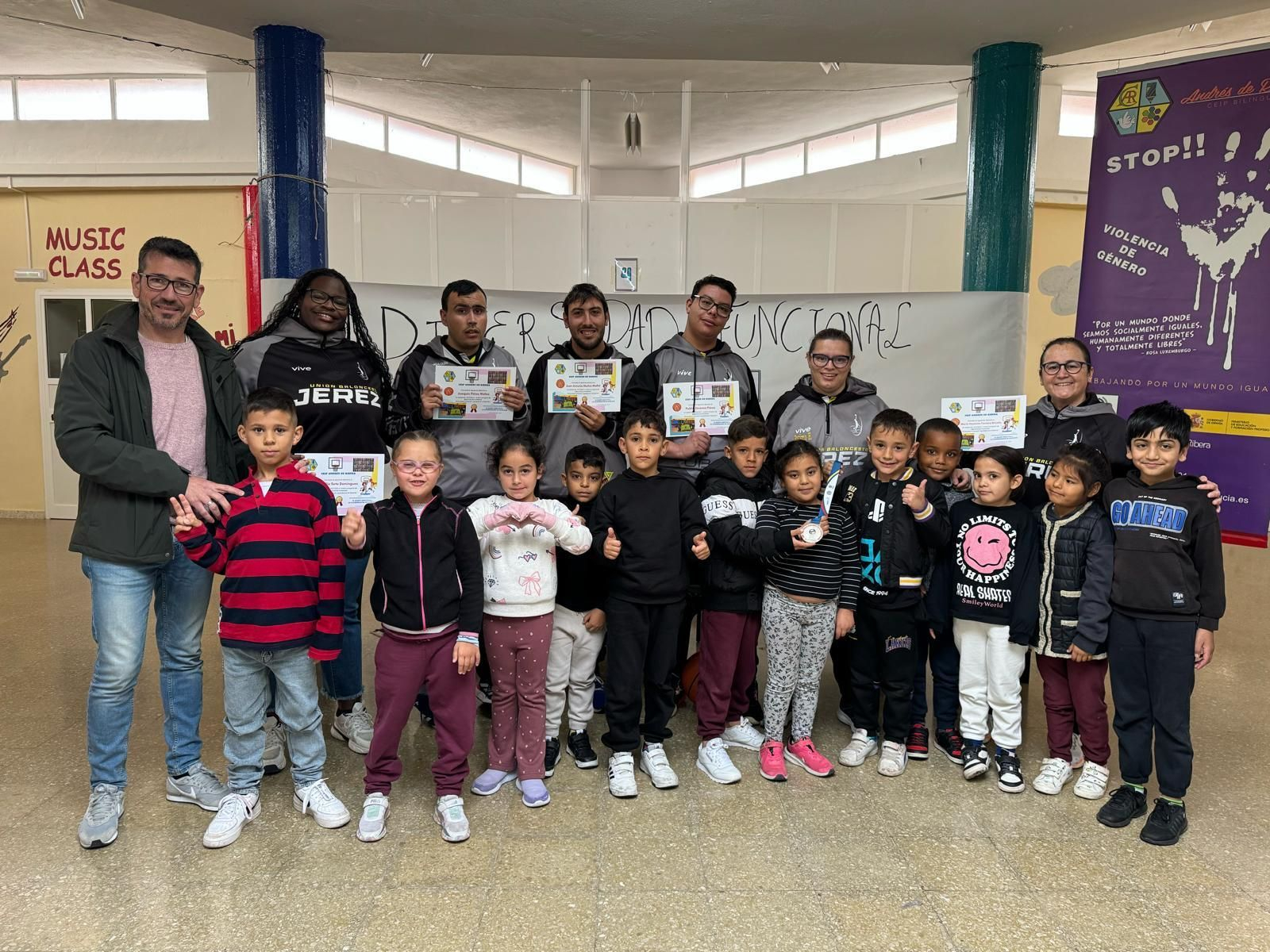 Los jugadores del equipo y cuerpo técnico, en su visita al colegio.