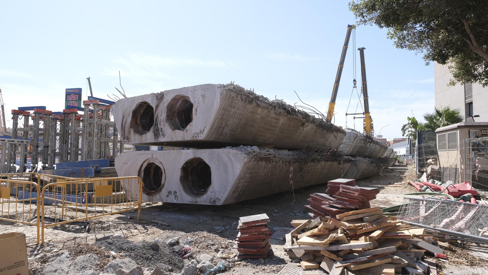 El Puente de la Avenida del Mediterráneo en su última fase de desmantelamiento, en imágenes
