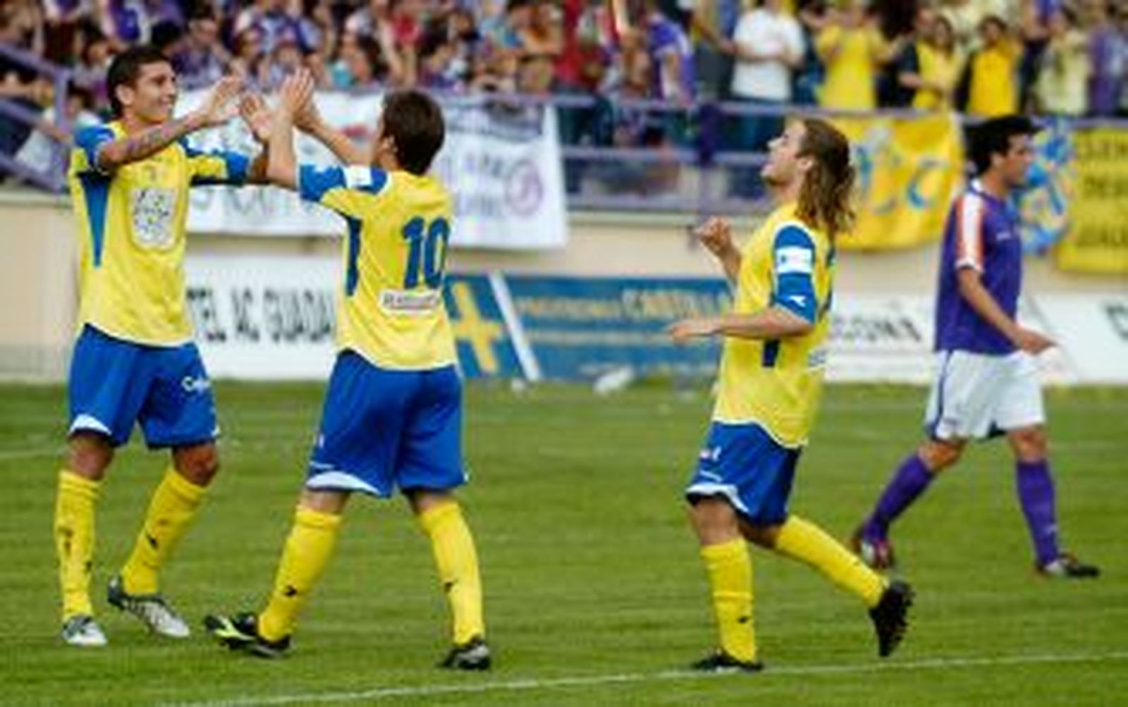 El Cádiz liquida un partido intrascendente (1-2)