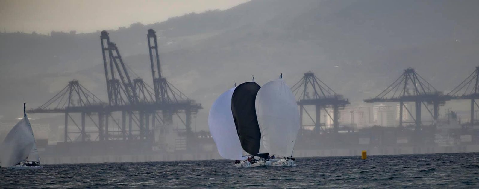 Tres de las embarcaciones participantes, durante una regata de este domingo