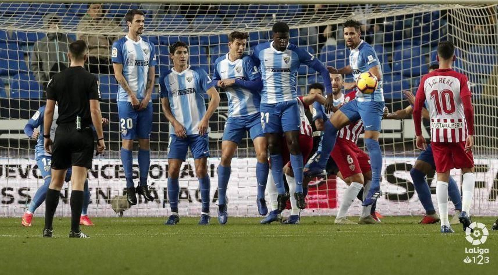 Falta mal chutada por Rioja desde la frontal.