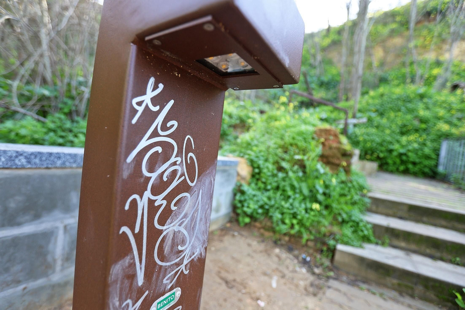 Pintada en uno de los soportes de los punto de luz.
