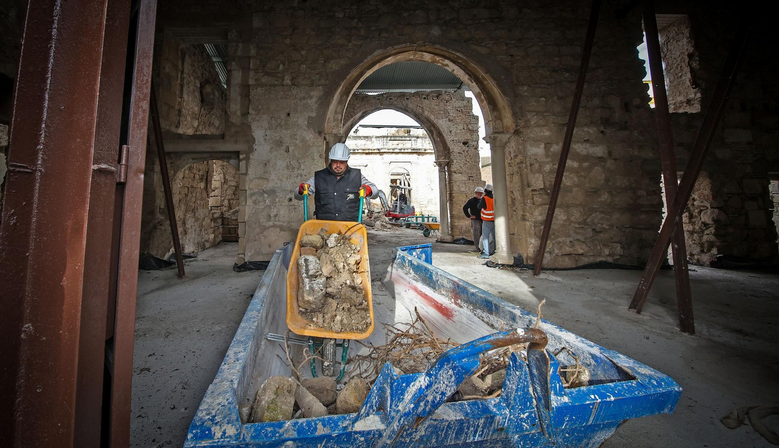 Los operarios trabajan en el acondicionamiento del palacio Riquelme para las visitas, días atrás. Los operarios trabajan en el acondicionamiento del palacio Riquelme para las visitas, días atrás.