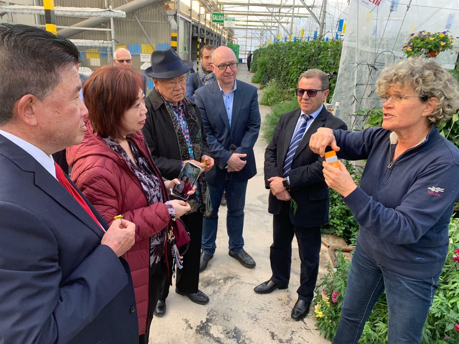 Lola Gómez, gerente de Clisol Agro, mostró el modelo agrícola almeriense al presidente de Camacol.