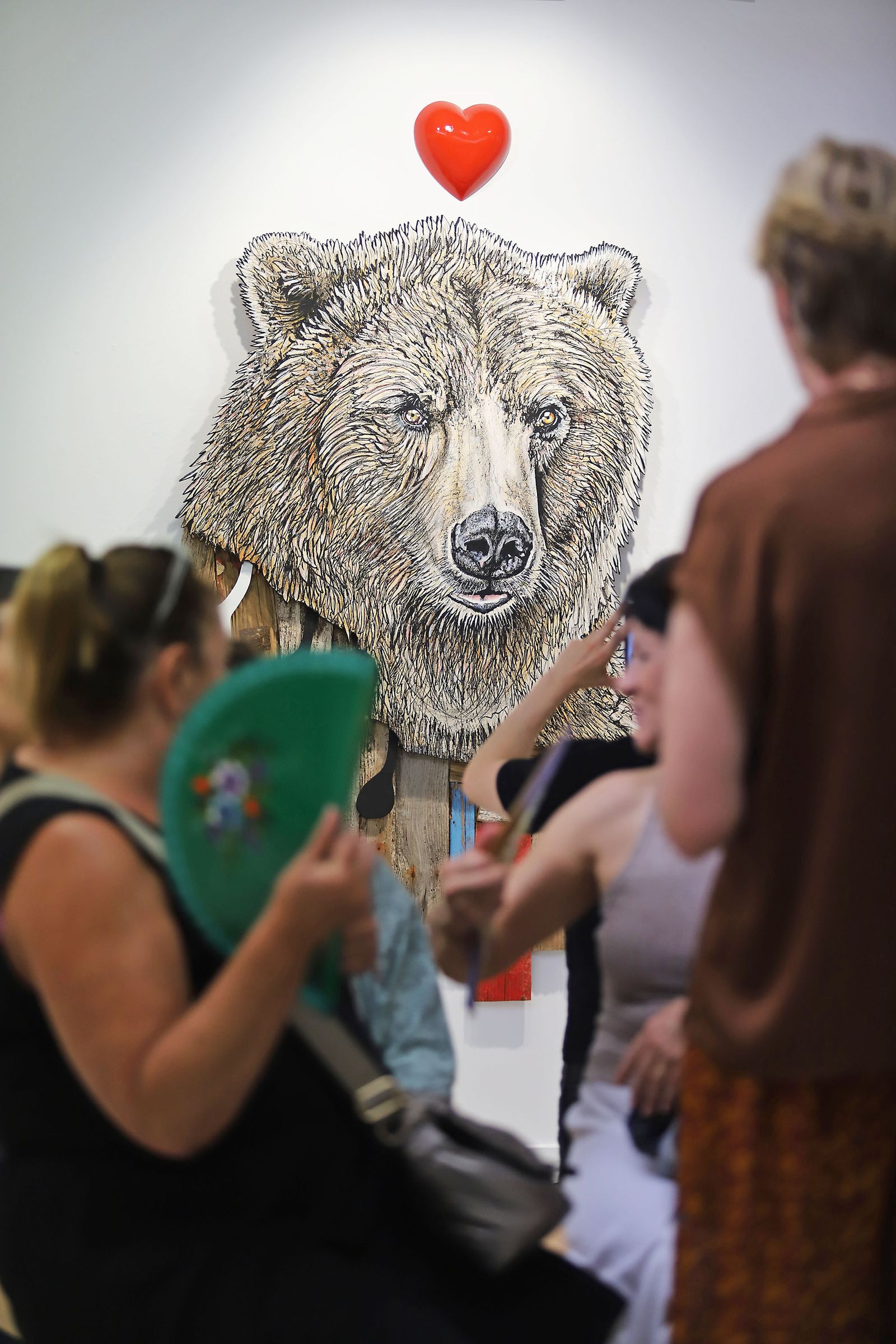 Imágenes de la exposición del artista onubense Wild Welva titulada 'El adiós, el comienzo y todo lo demás'.