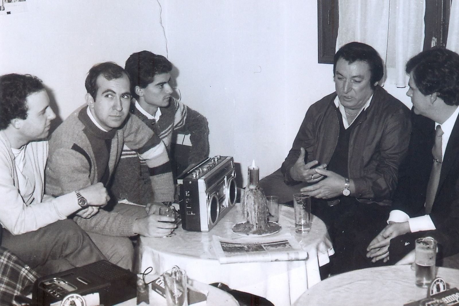 Uno de los encuentros de la Tertulia El Homenaje (1985).