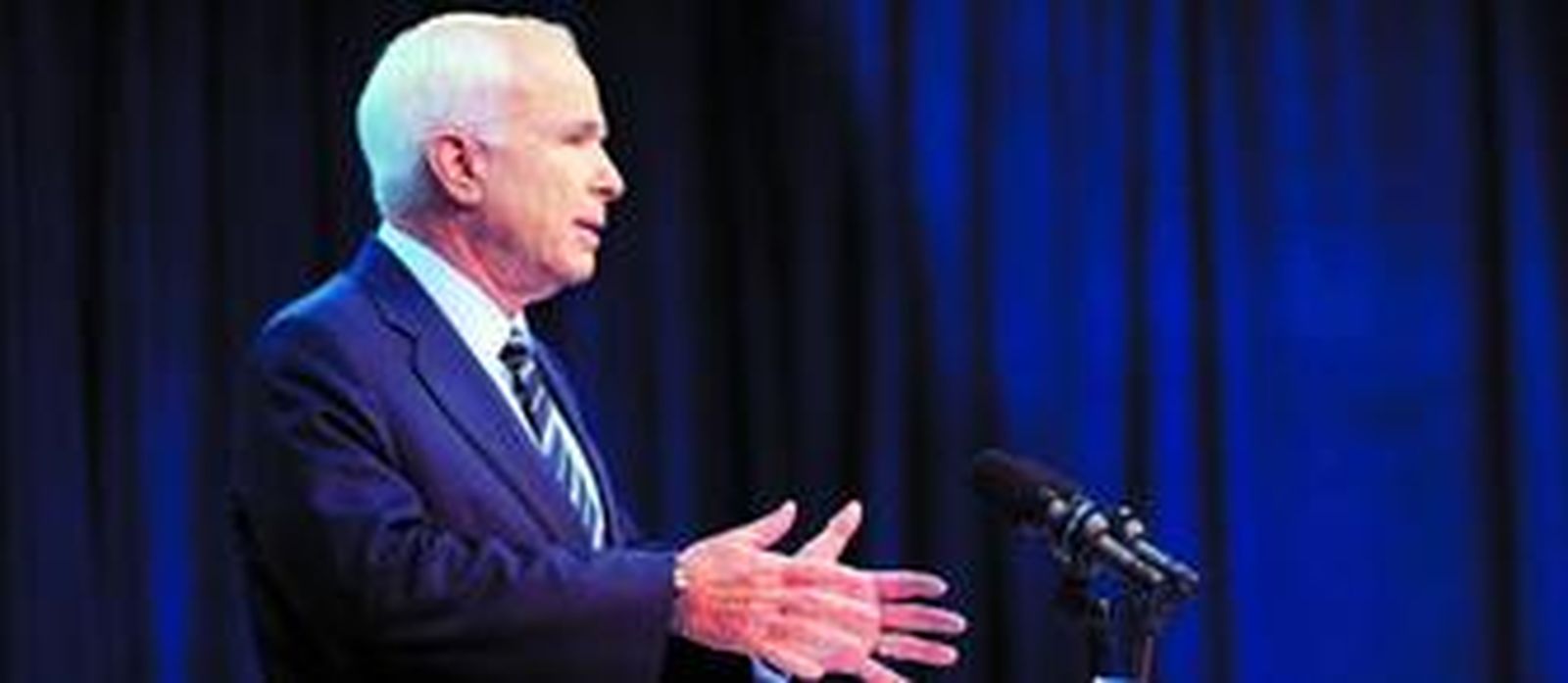 El candidato republicano, John McCain, habla después de visitar las instalaciones de la fábrica Dow Corporation Factory en Freeland, Ohio.