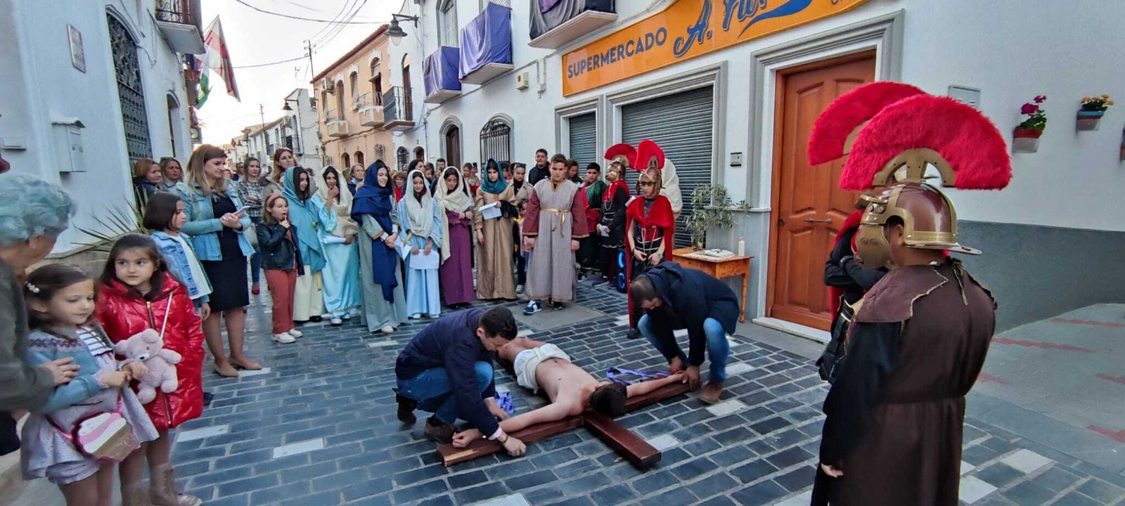 Momento en el que clavan a Jesucristo en la cruz.