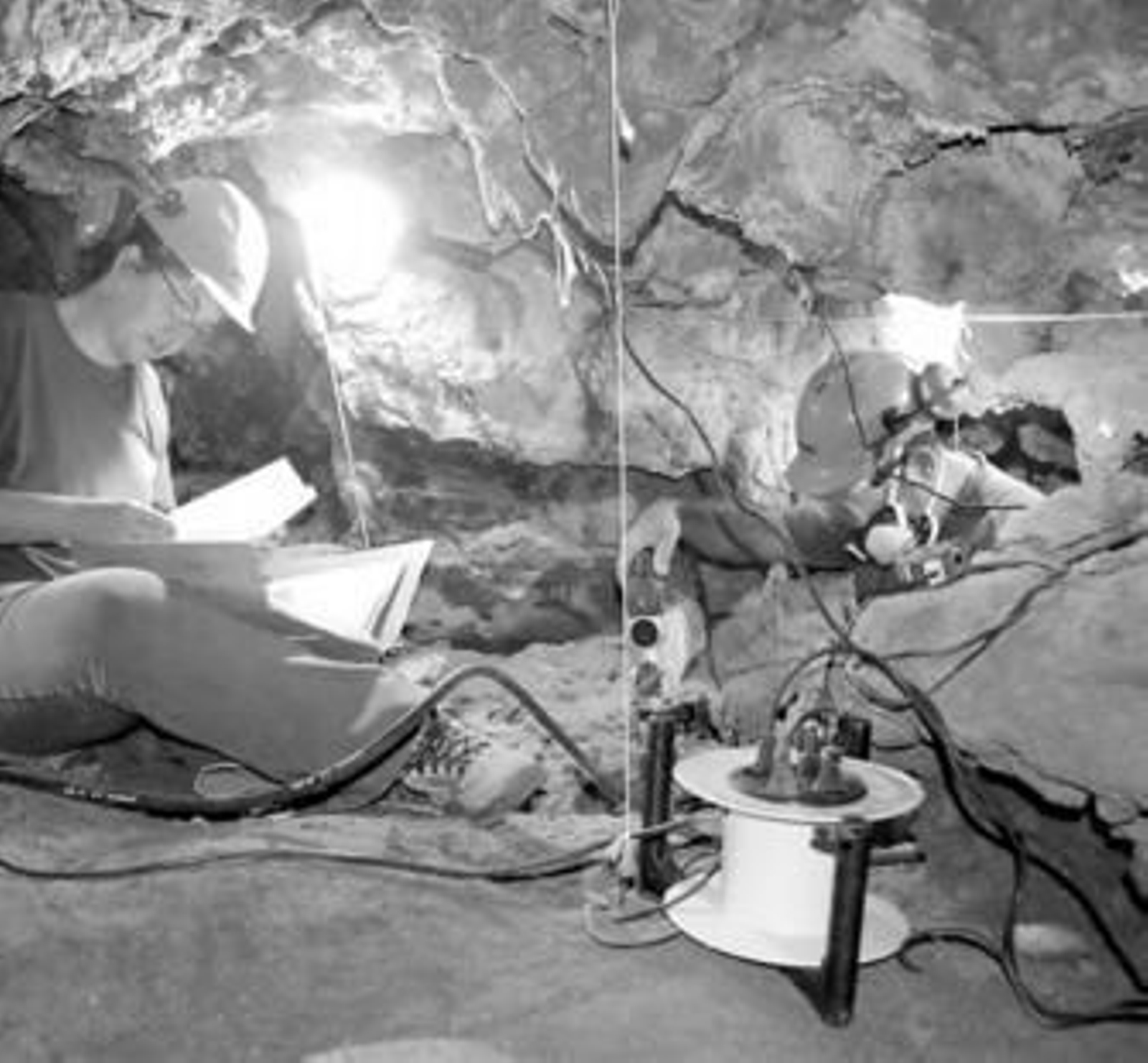 Excavación en la Cueva durante la campaña de 2007.