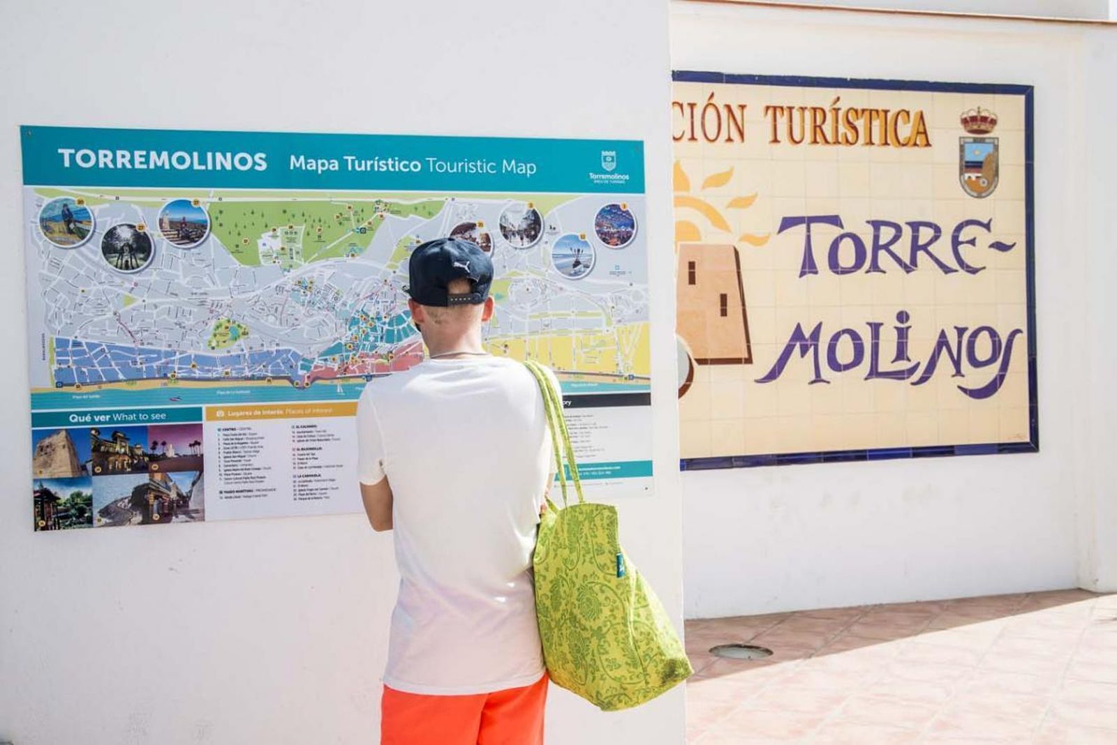 Un visitante observa el nuevo mapa turístico de Torremolinos.