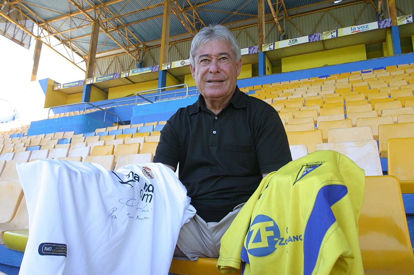 Manolín Bueno posa con las camisetas del Real Madrid y el Cádiz en la vieja Tribuna del estadio.