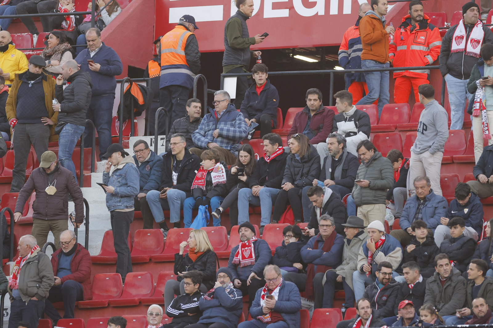 Búscate en las fotos del Sevilla-Elche