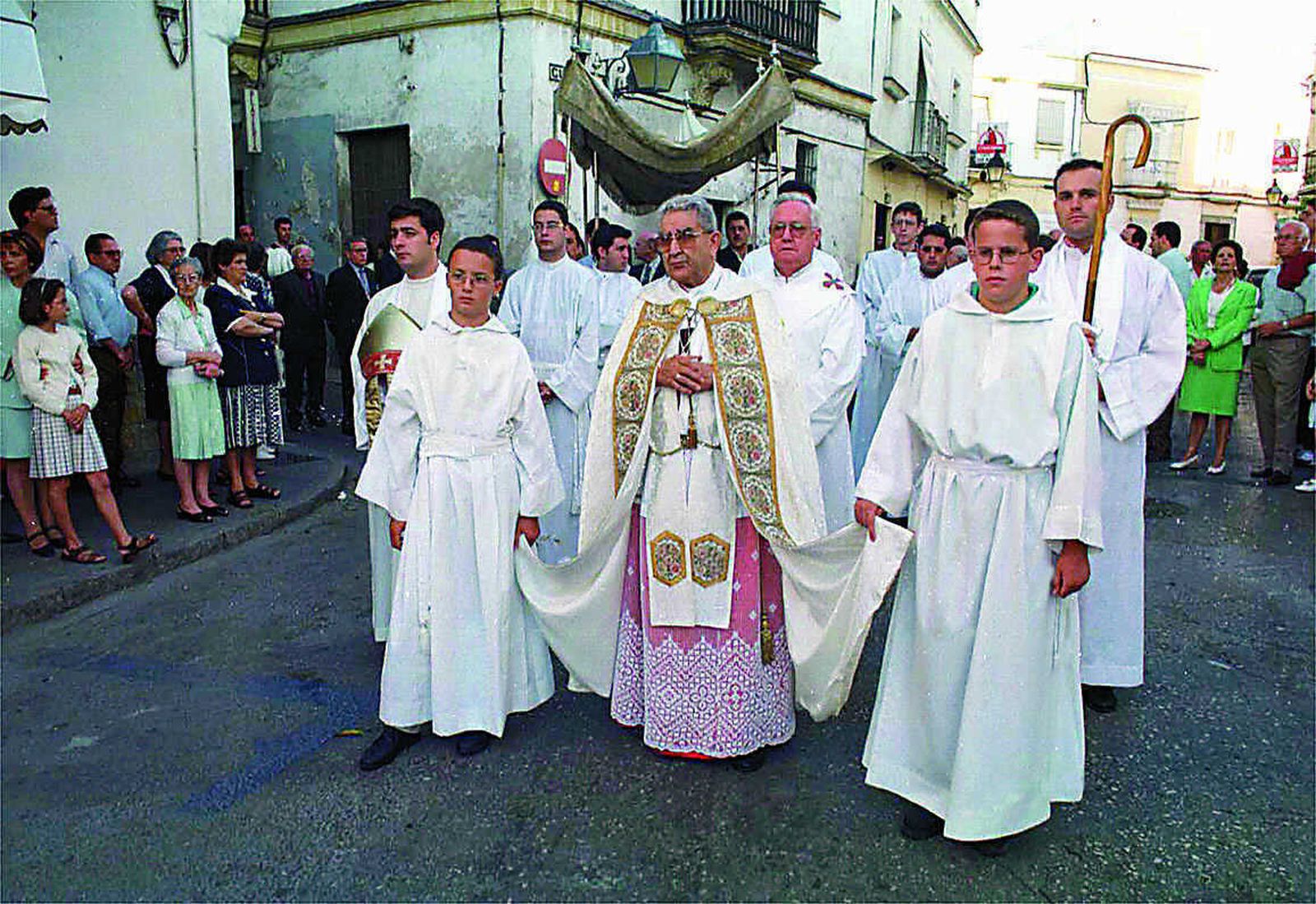 Monseñor Bellido Caro, durante una procesión, en 1999.