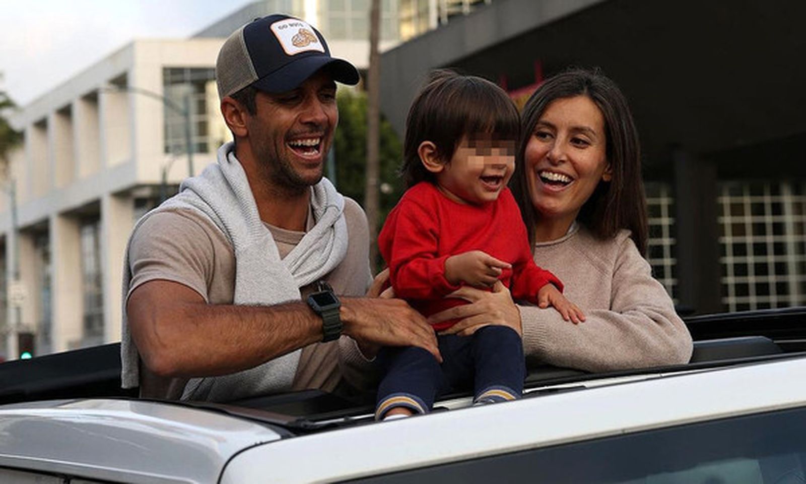 Ana y Fernando, hace pocos días con su hijo mayor, Miguel.