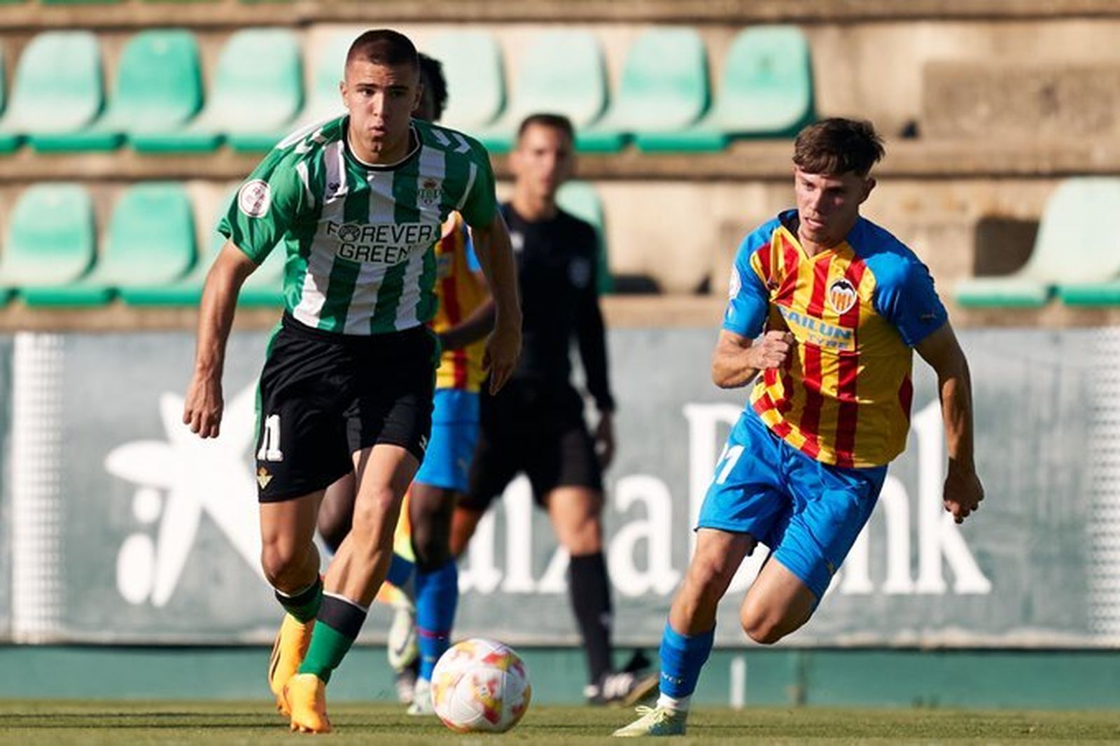 Pablo García conduce el balón ante un rival valencianista.