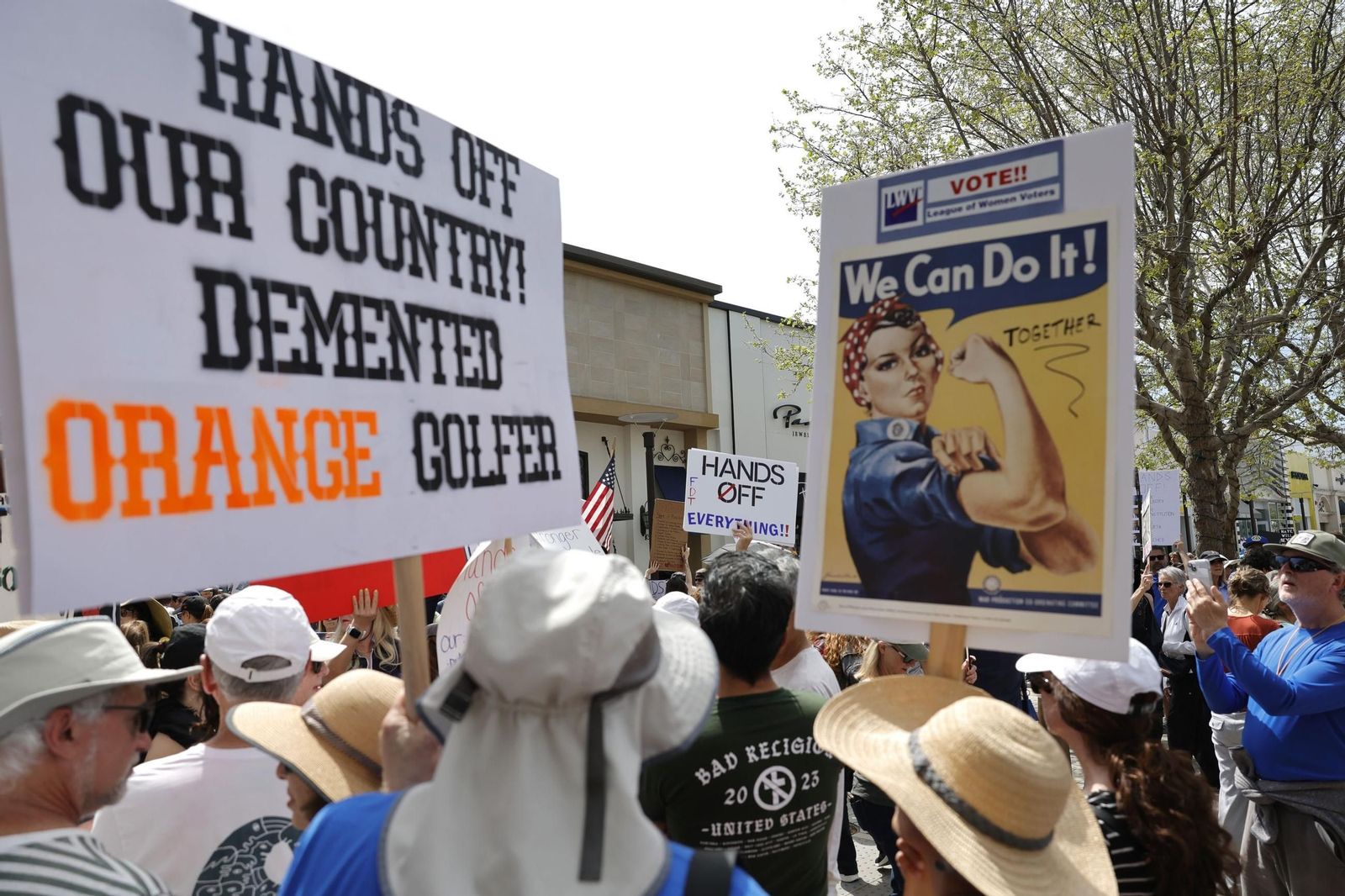 Miles de manifestantes contra Trump y Musk en EEUU: "¡Quita tus manos!"