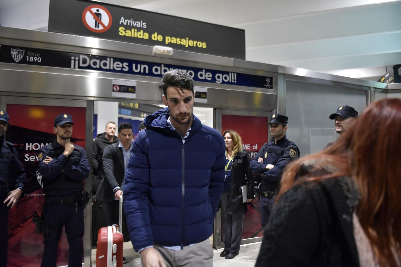 Llegada del Sevilla tras clasificarse a cuartos en Champions