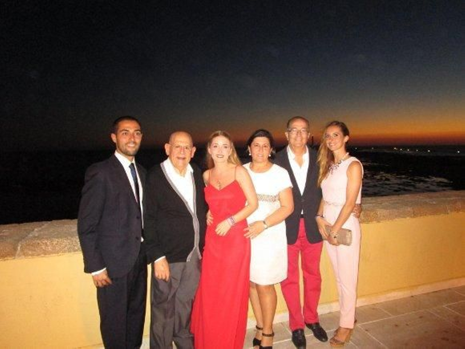 La homenajeada con su hermano Mario, con su abuelo Gonzalo Córdoba sus padres Maite Córdoba y Manolo Jiménez y Talia Gómez.

Foto: Ignacio Casas de Ciria