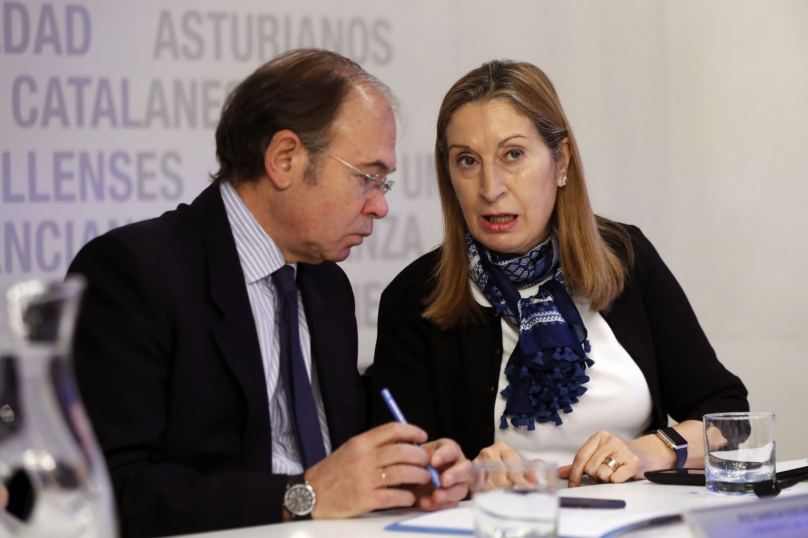 Los presidentes del Senado, Pío García-Escudero, y del Congreso, Ana  Pastor.