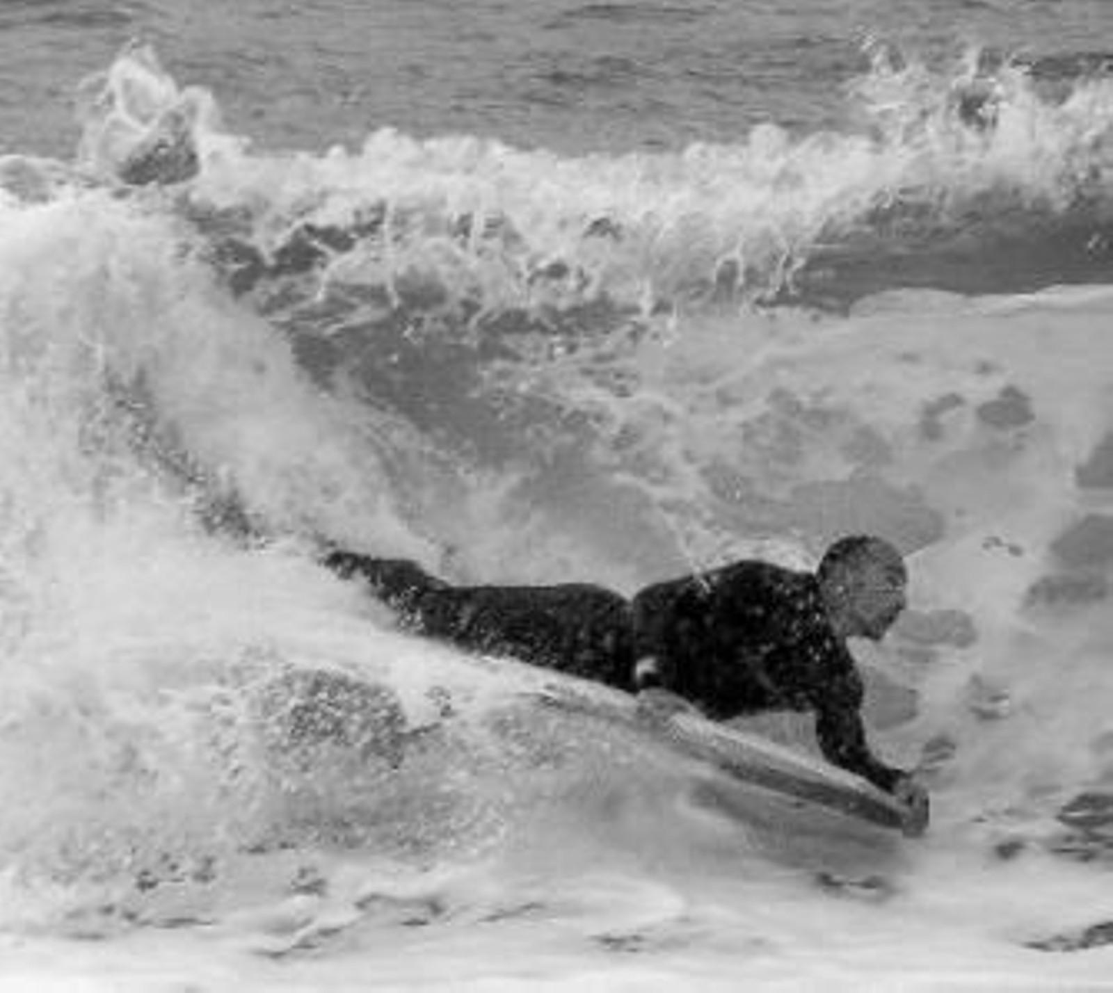 Instante en que Jonatan cabalga sobre una ola.