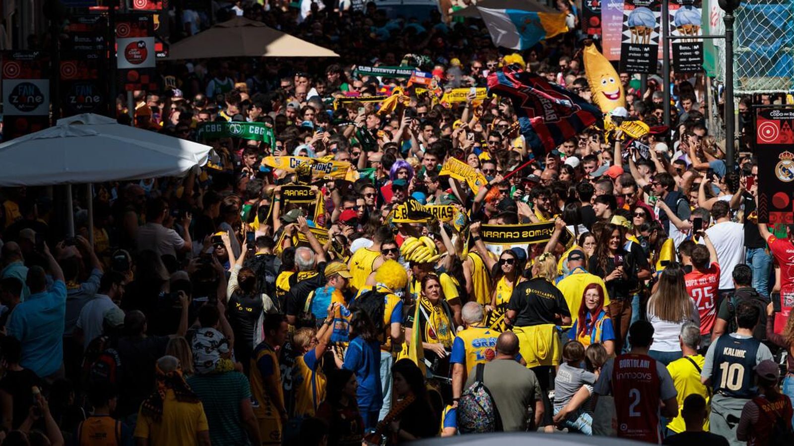 La gran fiesta de las aficiones en la Copa: Miles de personas toman las calles de Las Palmas