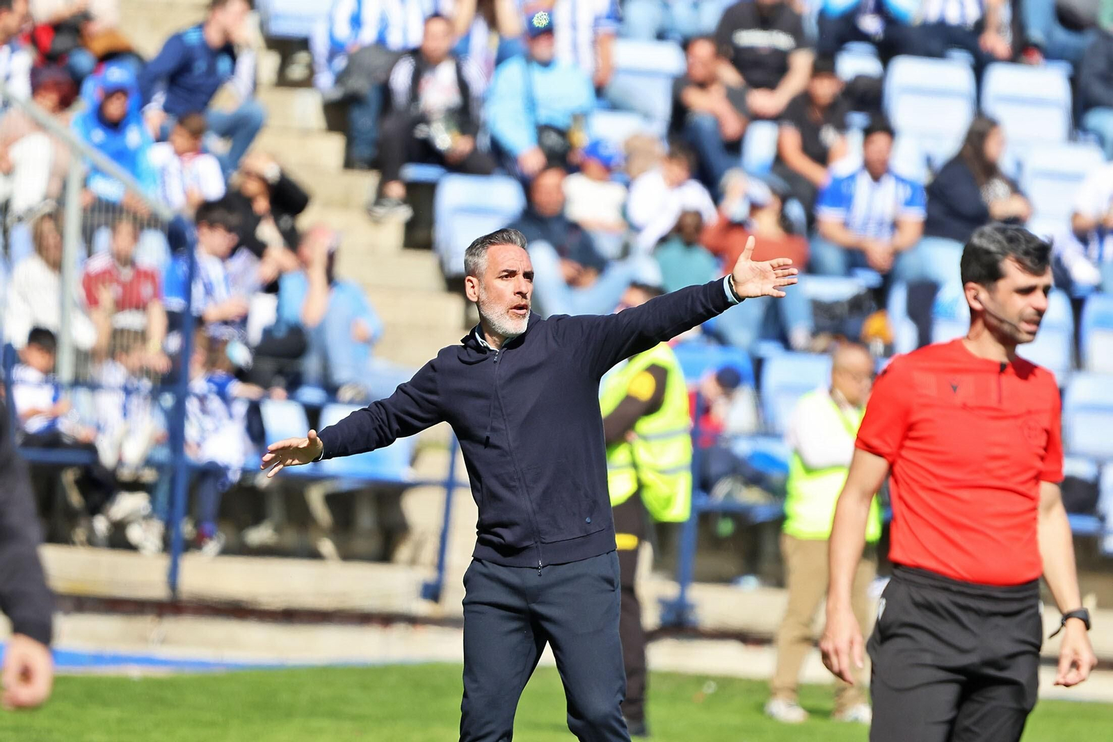 Abel Gómez en la banda del Nuevo Colombino.