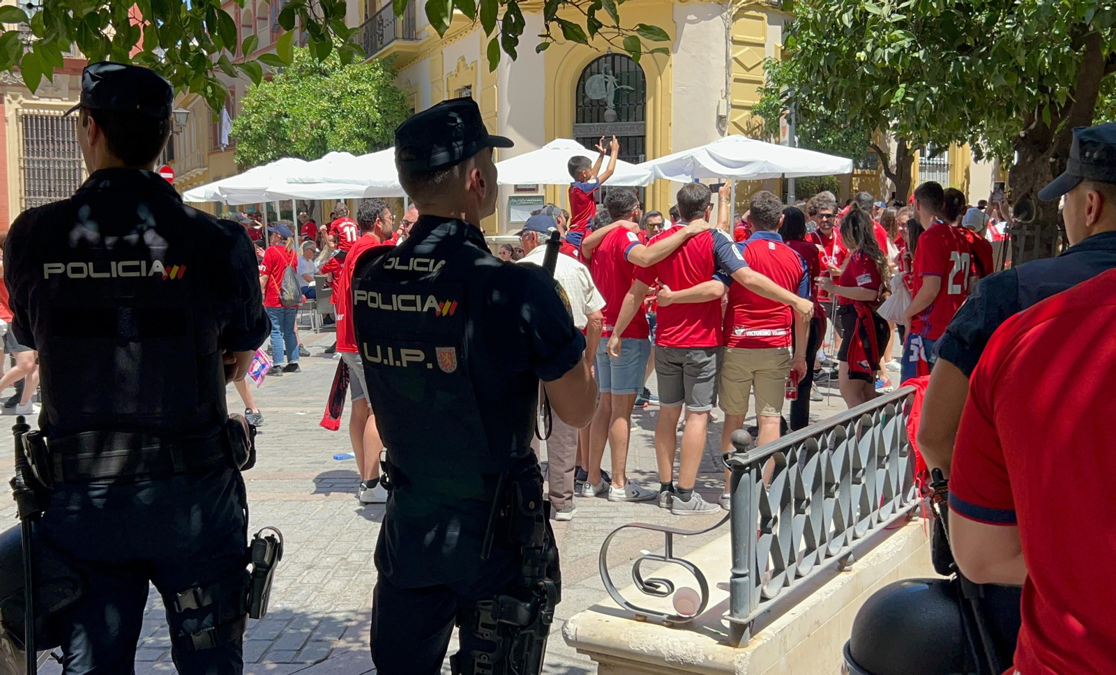 Búscate en la galería gráfica de las aficiones de Osasuna y Real Madrid en Sevilla