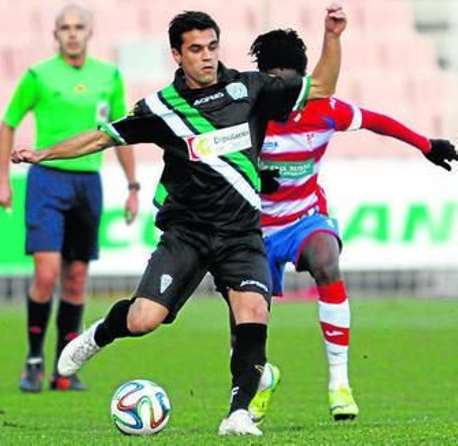 Dani Hernández, presionado por el nazarí Boateng.