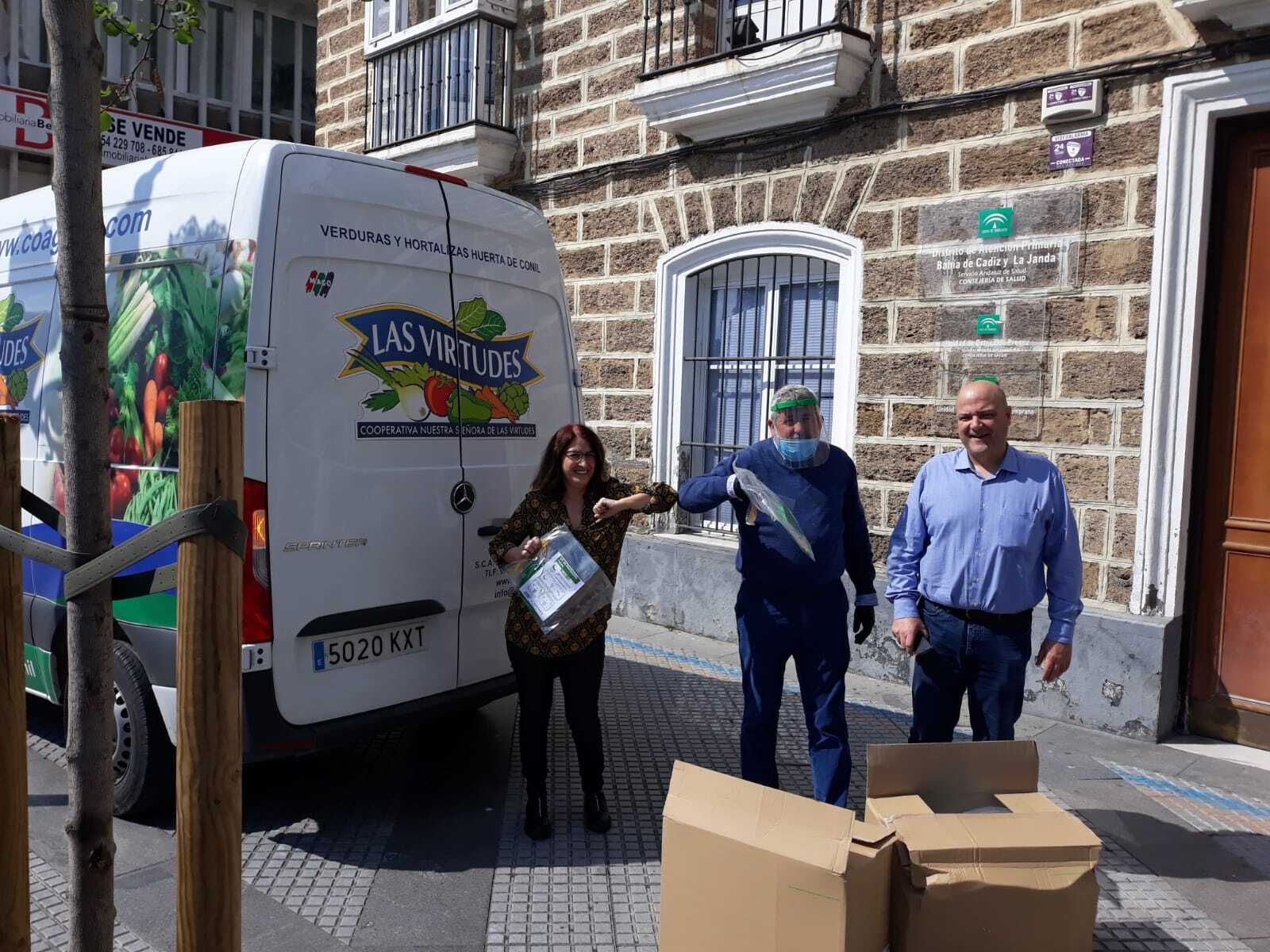 El presidente de Las Virtudes entrega el material en el Distrito Sanitario.