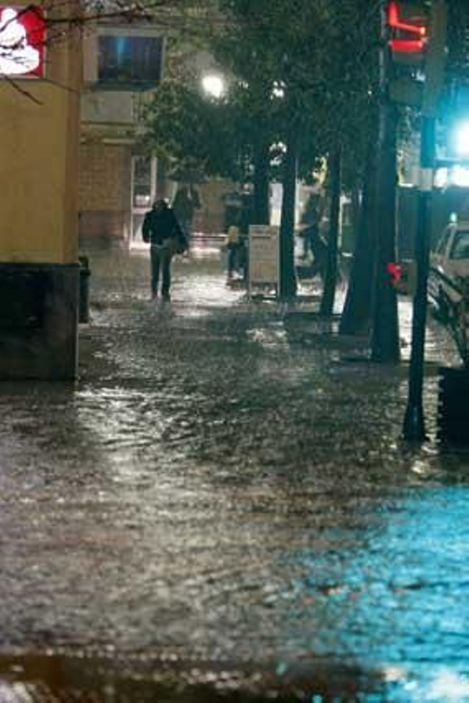 Una tormenta inunda el casco histórico. La parte más afectada fue la Plaza de San Juan de Dios y Canalejas

Foto: Julio Gonzalez/Lourdes de Vicende/Joaquin Pino/Jose Braza
