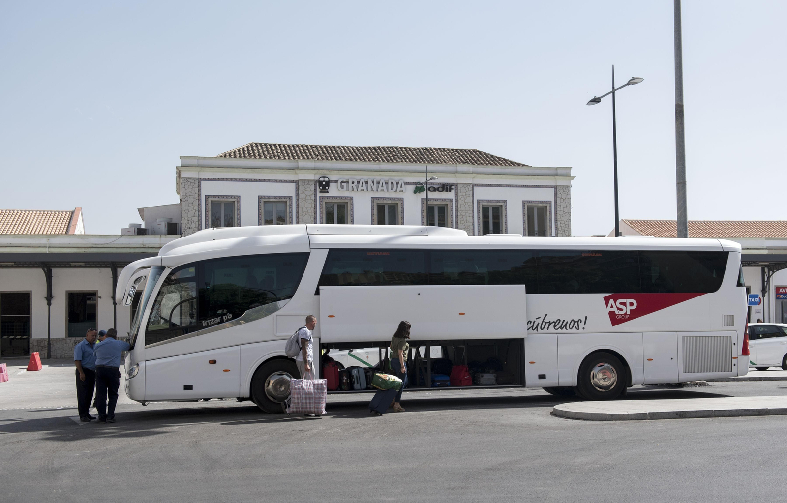 Imagen de archivo de un autobús recogiendo pasajeros en la estación de tren de Granada