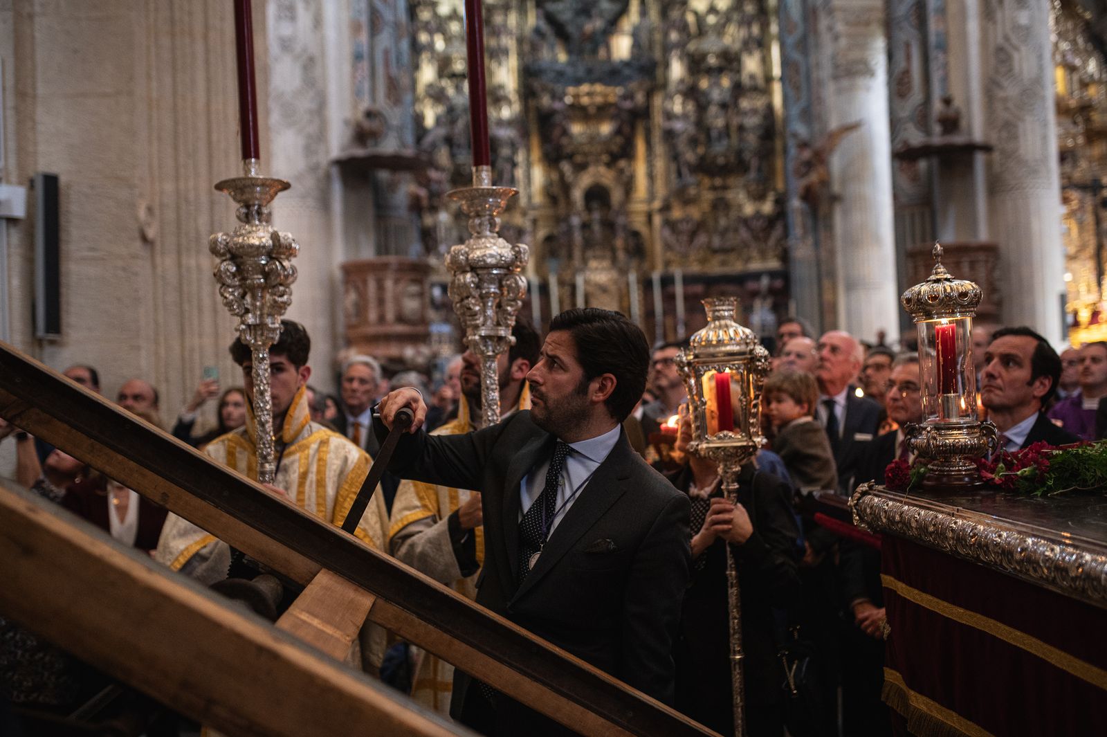 El traslado del Señor de Pasión a su paso, en imágenes