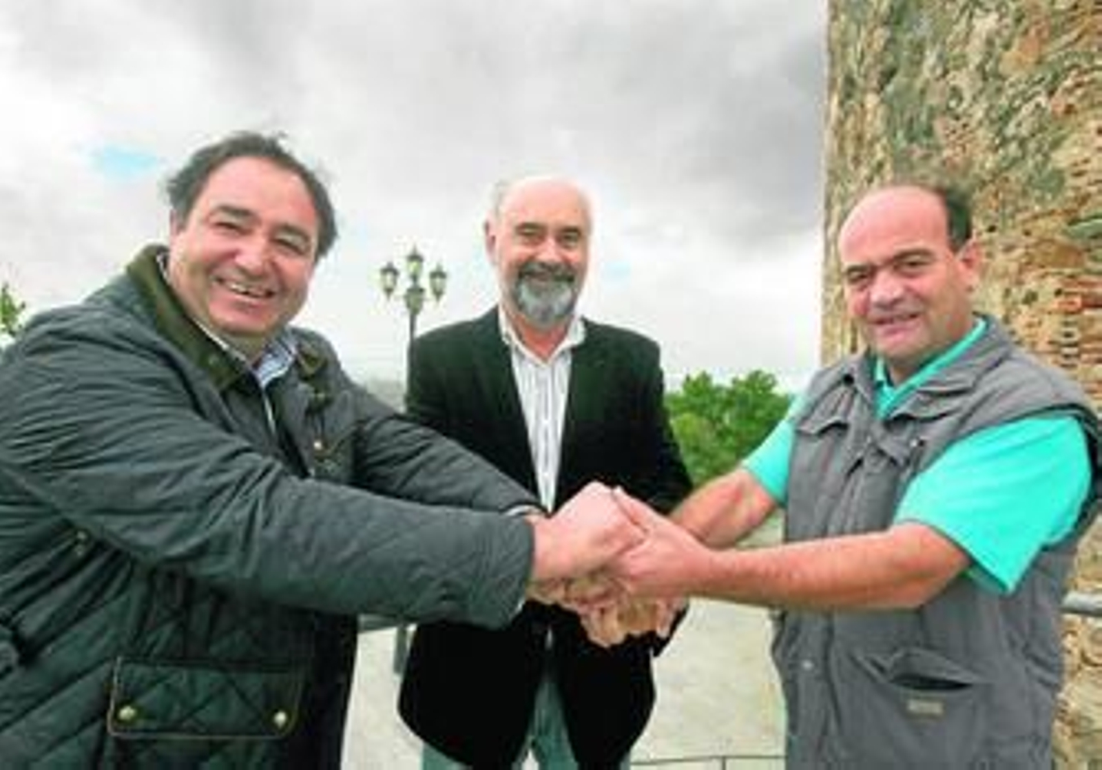 A la derecha, Ángel Méndez, exalcalde de Encinasola.