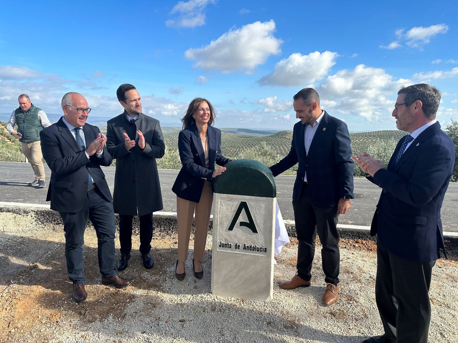 Visita de la consejera a las obras en la carretera.
