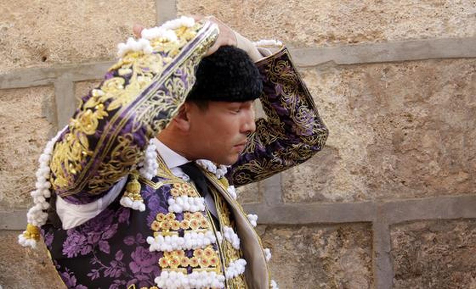 Manzanares se ajusta la montera. 

Foto: Migue Fernandez