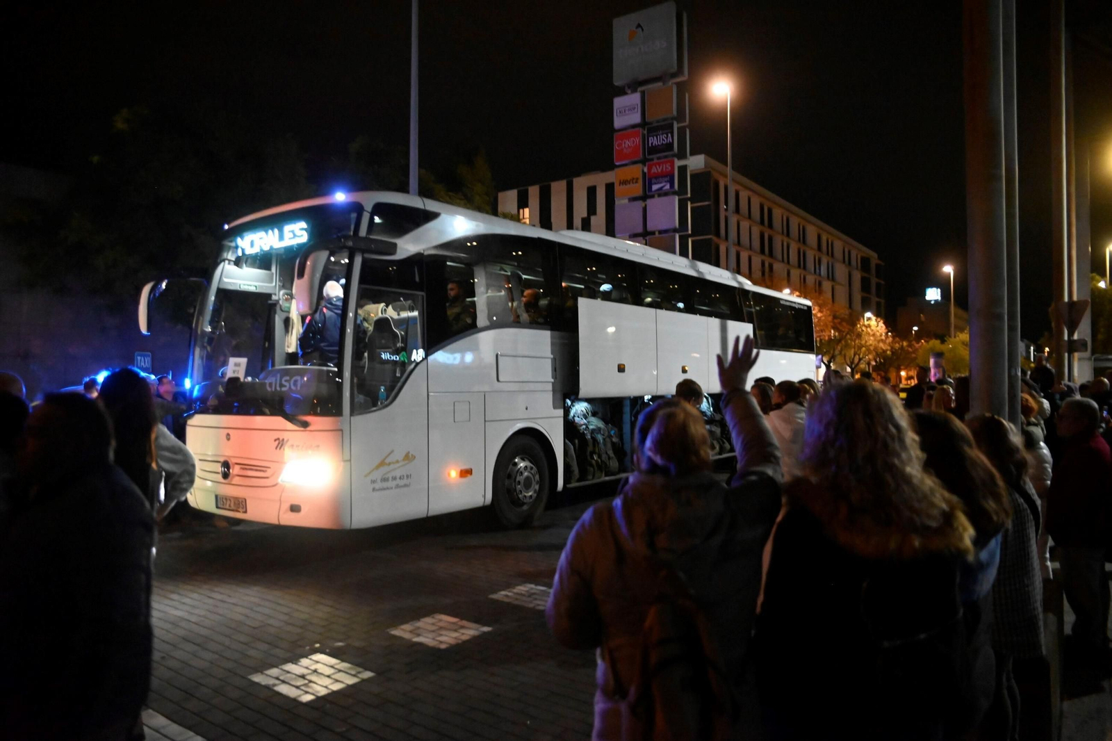 Emoción en la despedida de los militares de la brigada Guzmán el Bueno que parten a Líbano