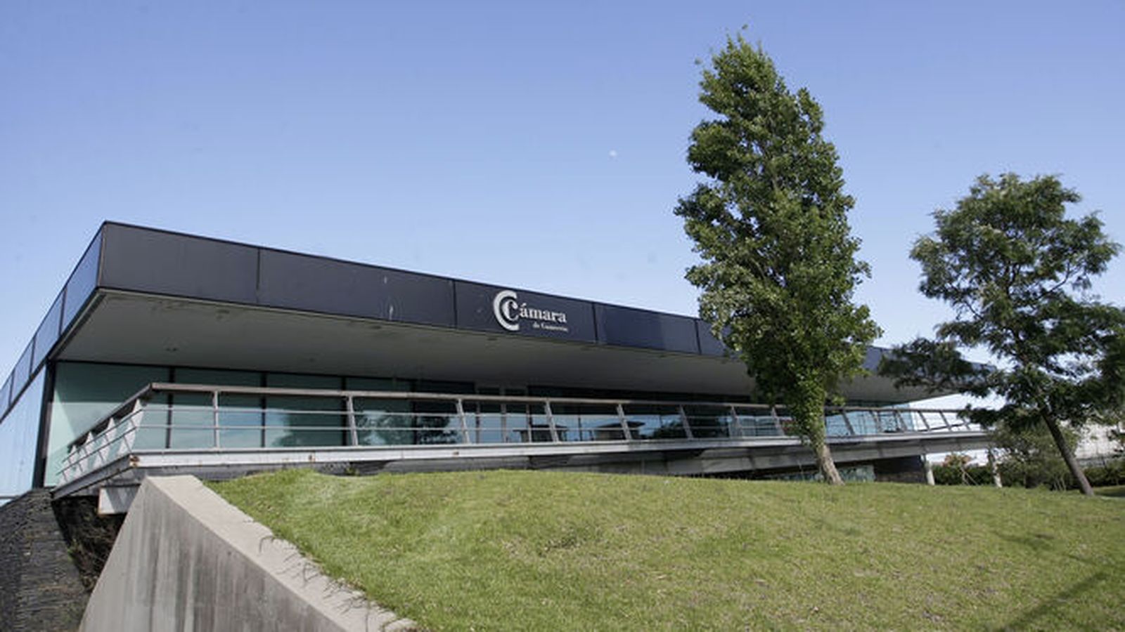 La sede de la Cámara de Comercio del Campo de Gibraltar, obra de Francisco Soto.