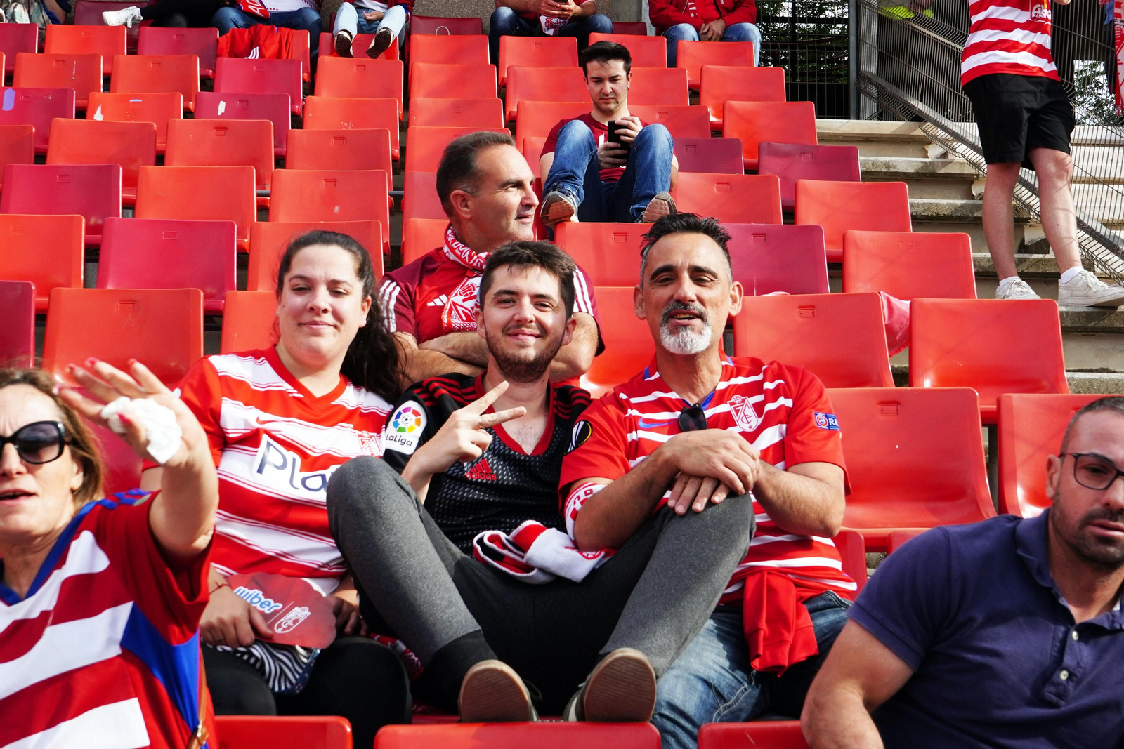 Encuéntrate en la grada de Los Cármenes en el Granada-Celta de Vigo