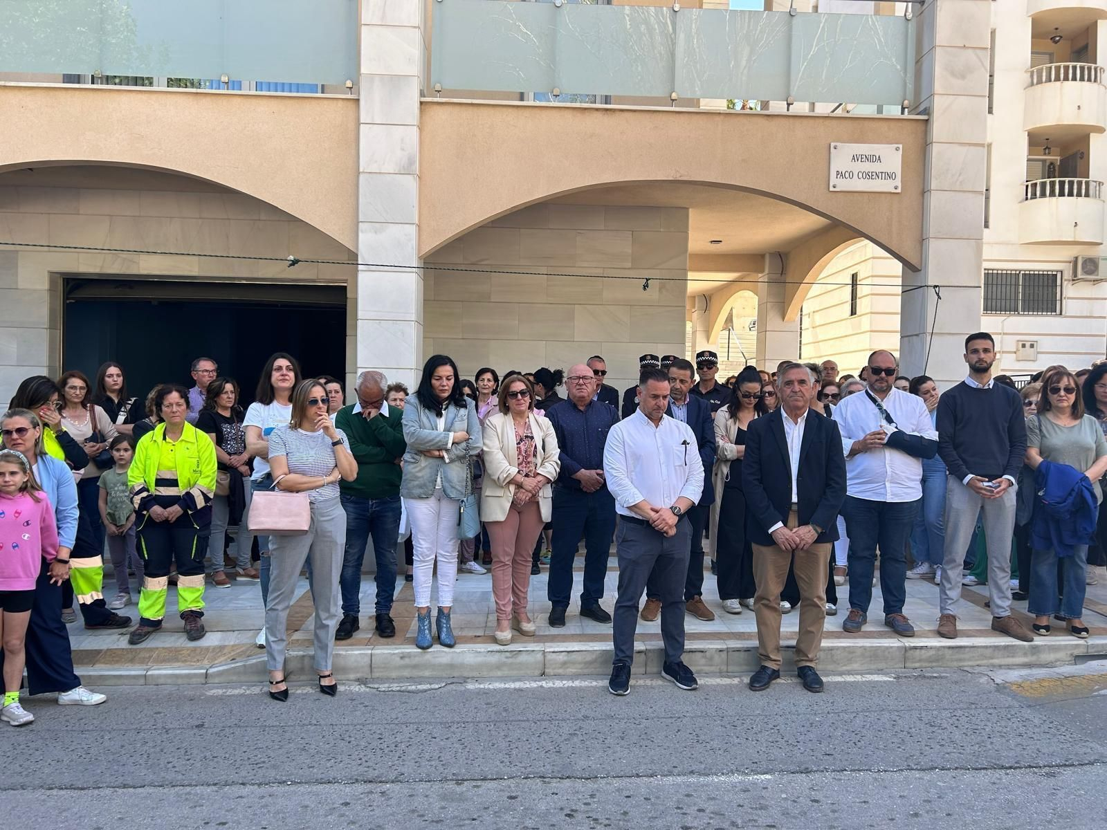 Minuto de silencio en la puerta del Ayuntamiento de Macael.