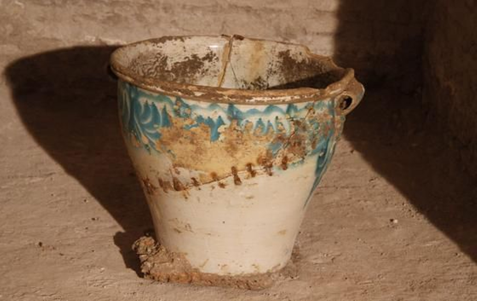 Vasija mudéjar hallada en la iglesia de San Luis de los Franceses durante su restauración.  Foto: Victoria Hidalgo